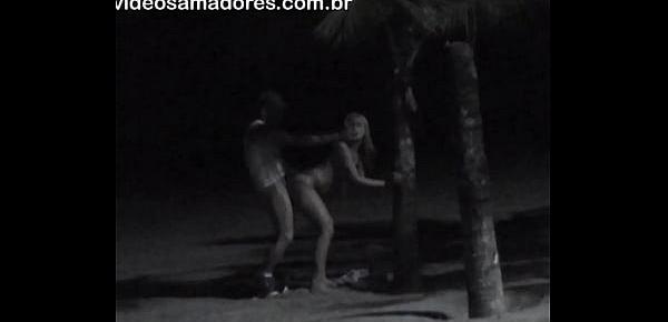  Homem é flagrado fodendo buceta de loira safada na praia